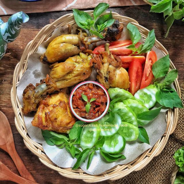 

Ayam Goreng Bumbu Kuning 1 ekor ayam kampung