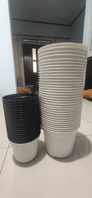 Pot Bunga Tanaman 15 Cm Hitam Merek Made Indonesia Free Bubble Ketentuan Berlaku