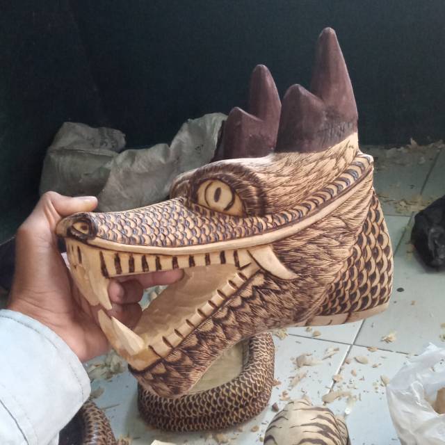 Pajangan dinding kepala naga ukir kayu