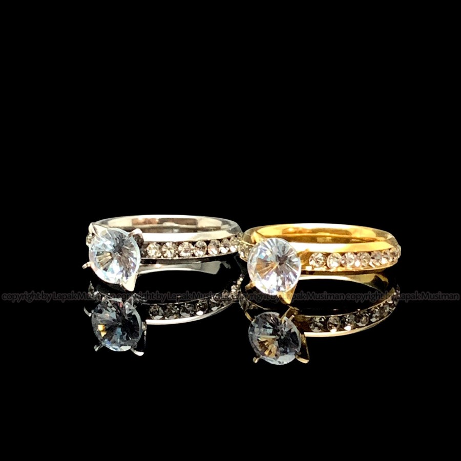 [Bayar di Tempat] Cincin Titanium Wanita Batu Berlian American Diamond Gold Silver 01