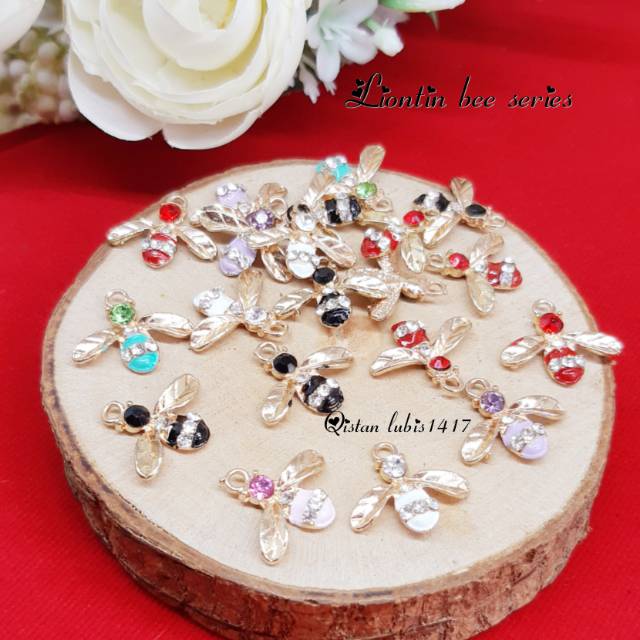 Liontin bee,s