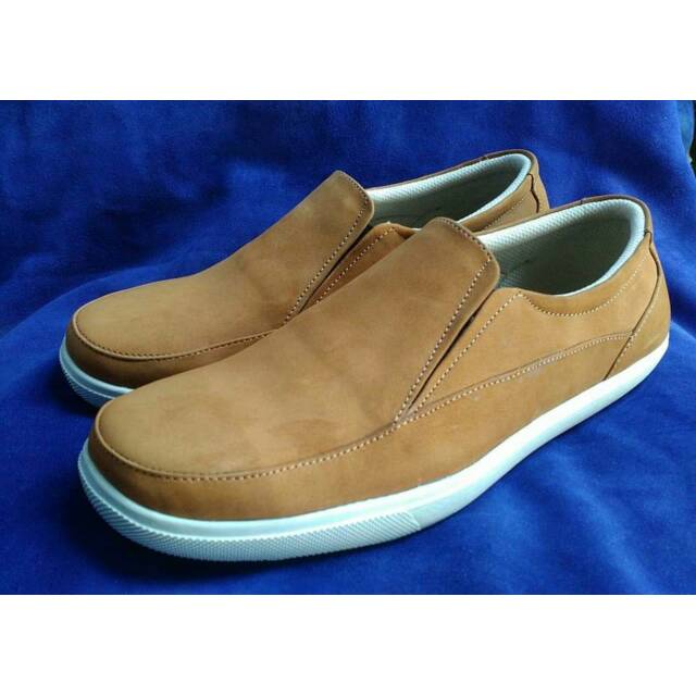 Sepatu casual pria