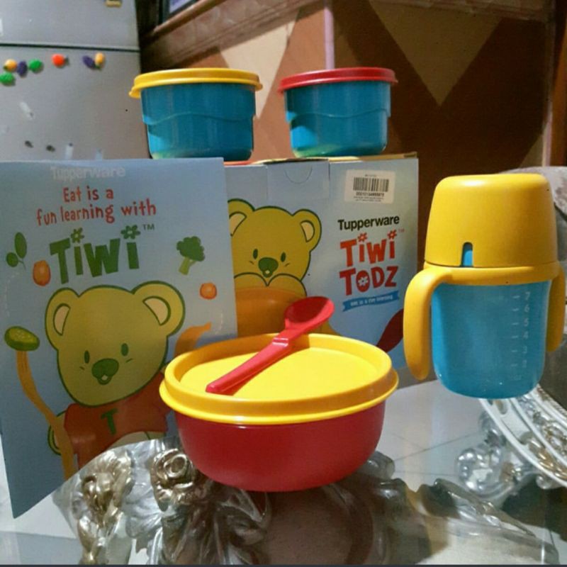 Tempat Makan dan Tempat Minum Tupperware Tiwi Todz