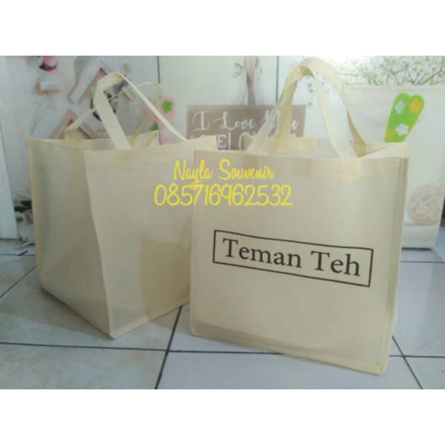 

Tas souvenir promosi toko+sablon nama Muat DUS 25x25 cm