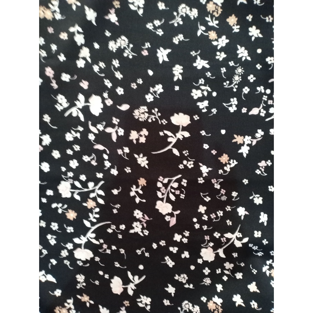 KAIN WOLFIS MOTIF BUNGA KECIL PUTIH DASAR HITAM (2,4 meter = Rp 55.000)