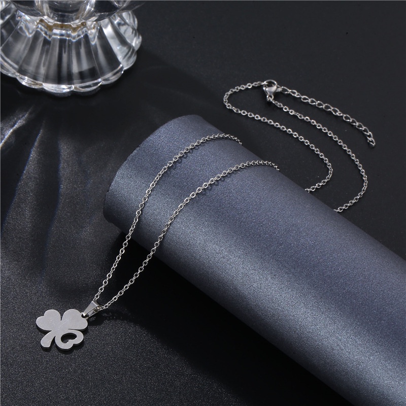 Titanium steel hati berbentuk clover kalung wanita Eropa dan Amerika fashion cinta bunga liontin sta