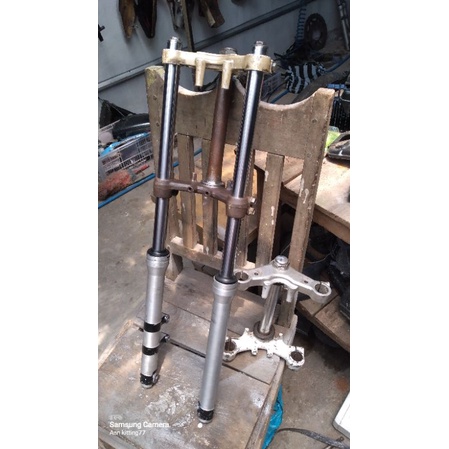 Shockbreaker shock shok skok sok satria fu as 26 set T segitiga atas bawah as bottom bubut aplikasi 