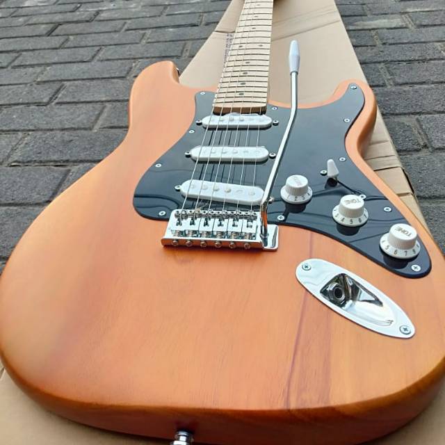 Gitar Elektrik model Fender Stratocaster