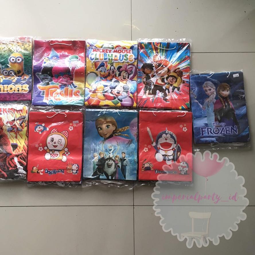 

BIG SALE Paper Bag Bingkisan Snack Motif Karakter Campur Sedang M