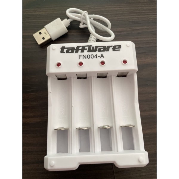 ALAT CHARGER BATERAI USB PLUG isi 4 slot untuk baterai AA A2 / AAA A3 WARNA PUTIH