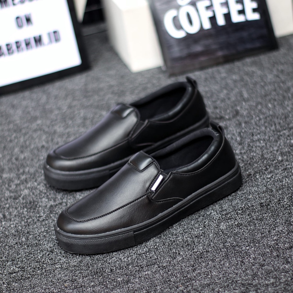 OTTA Sepatu Kasual Casual Slip On Pria Kerja Kulit Sintetik Model Slop Original Brand Kondangan Hitam