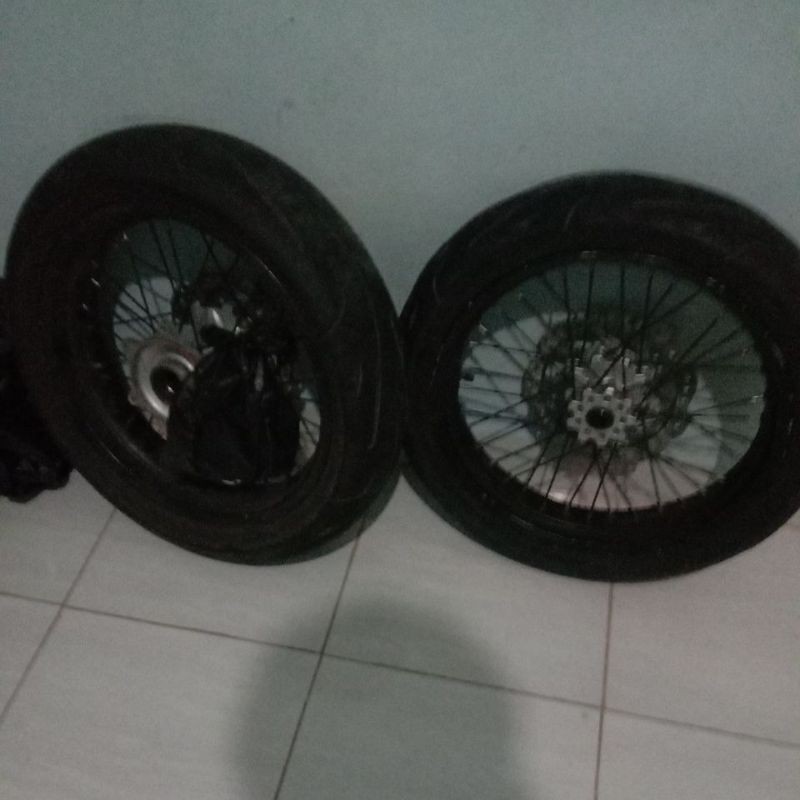satu set ban supermoto