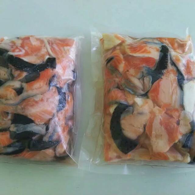 Fillet Tetelan Daging Ikan Salmon Segar Beku