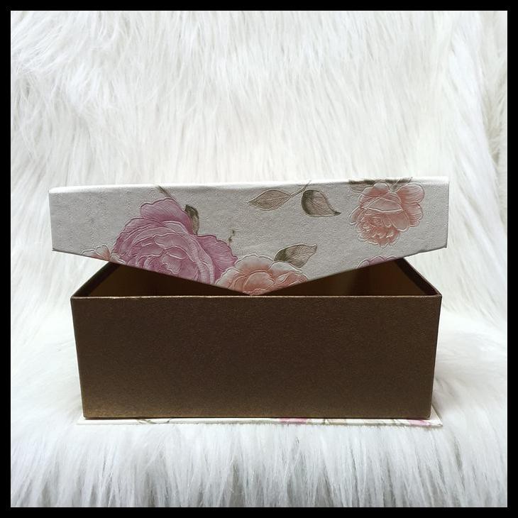 

Box Magnet Motif Bunga Size 11*22 / Box Kue Lapis Separo