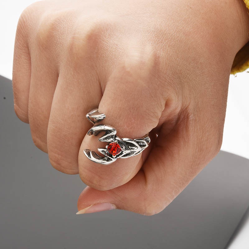 Cincin Model Terbuka Desain Kalajengking Aksen Berlian Merah Gaya Retro hip-hop