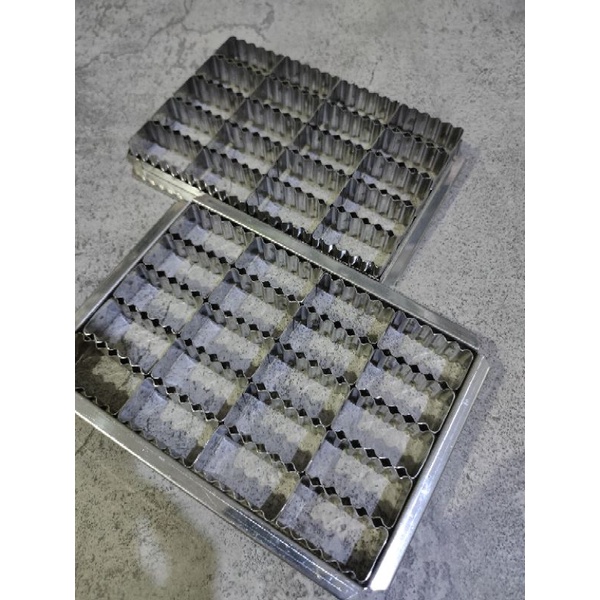 CETAKAN COOKIES CUTTER  KOTAK GELOMBANG  20 SLOT
