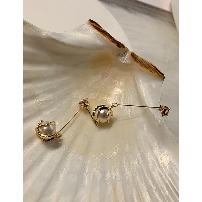 LRC Anting Tusuk Fashion Gold 925 Silver Pearl And Diamond Earrings F51605