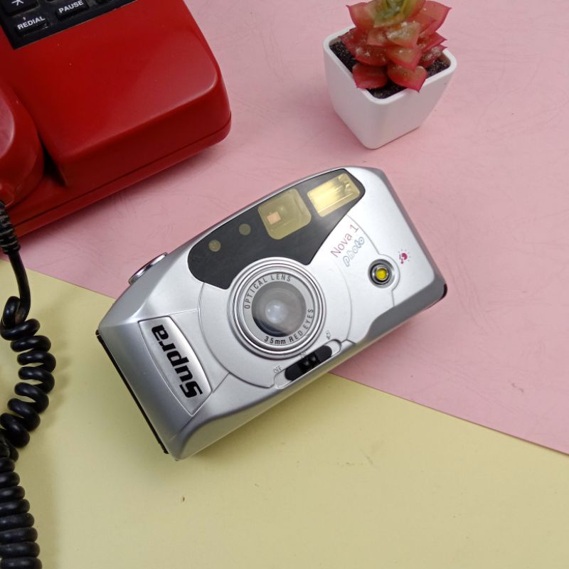 Kamera analog vintage retro jadul untuk pajangan, hiasan dinding, dan dekorasi-Supra