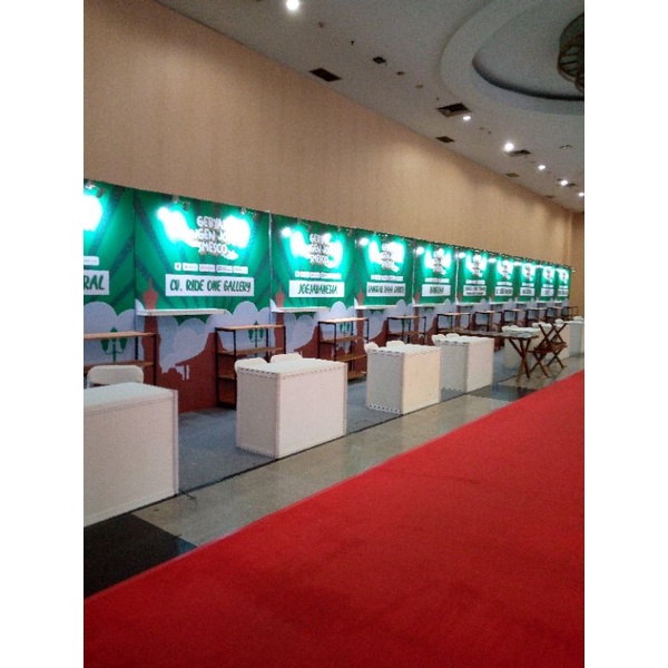 Partisi Booht R8 Beckdrop