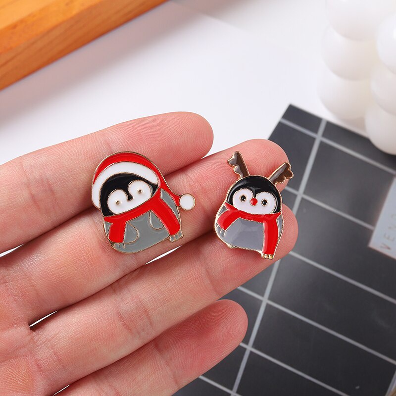 Bros / Pin Enamel Desain Penguin / Santa Claus / Rusa Tema Natal Untuk Aksesoris Scarf / Topi / Tas Anak