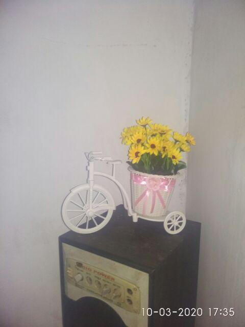 Set Bunga Plastik Matahari Kuntum Dengan Sepeda Rotan Besar