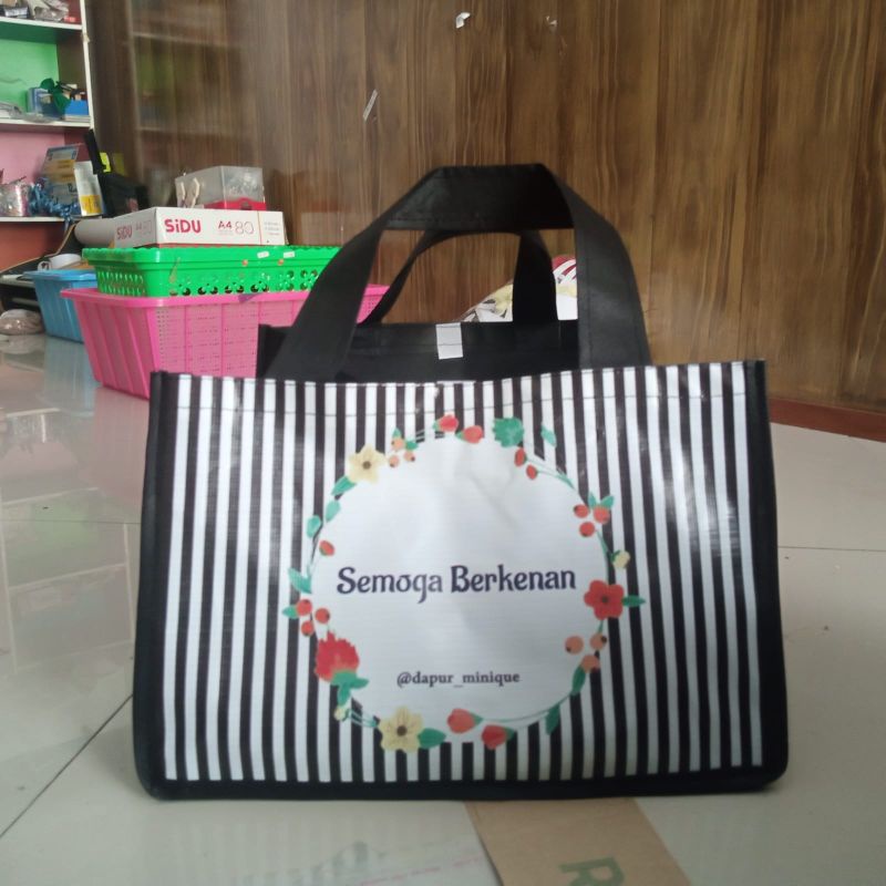 

tas berkat custom tas hantaran custom uk. 30x20x30 cm