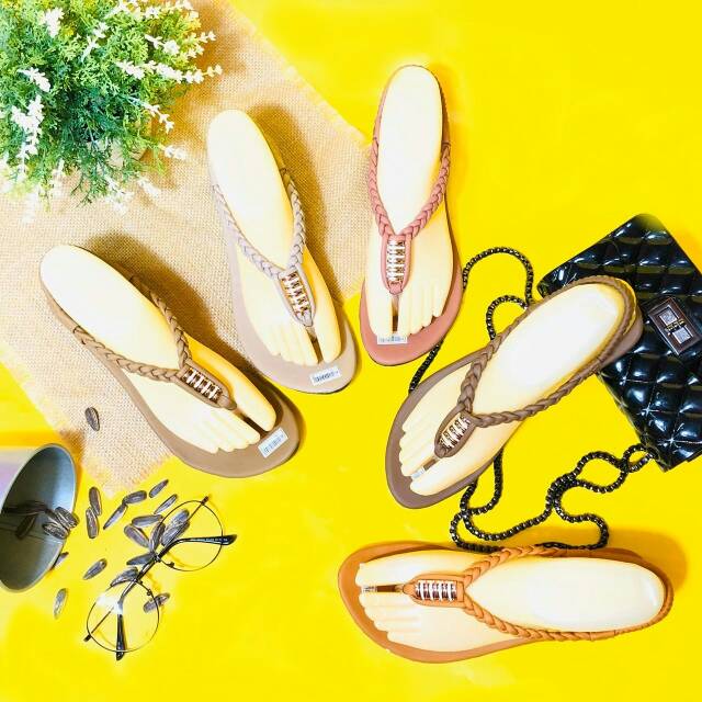 Sandal bangkol wanita