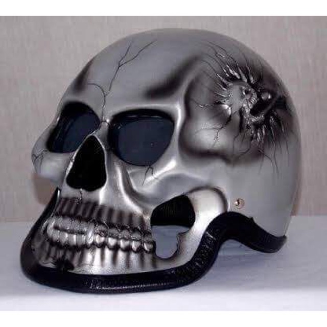 Helm Tengkorak Unik, samping variasi Tengkorak
