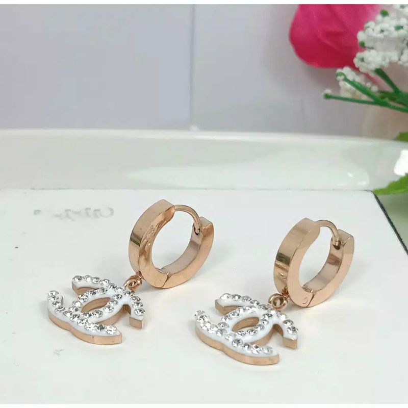 Fourfashion ANTING WANITA 100% TITANIUM ASLI BRANDED MOTIF HURUF C FULL