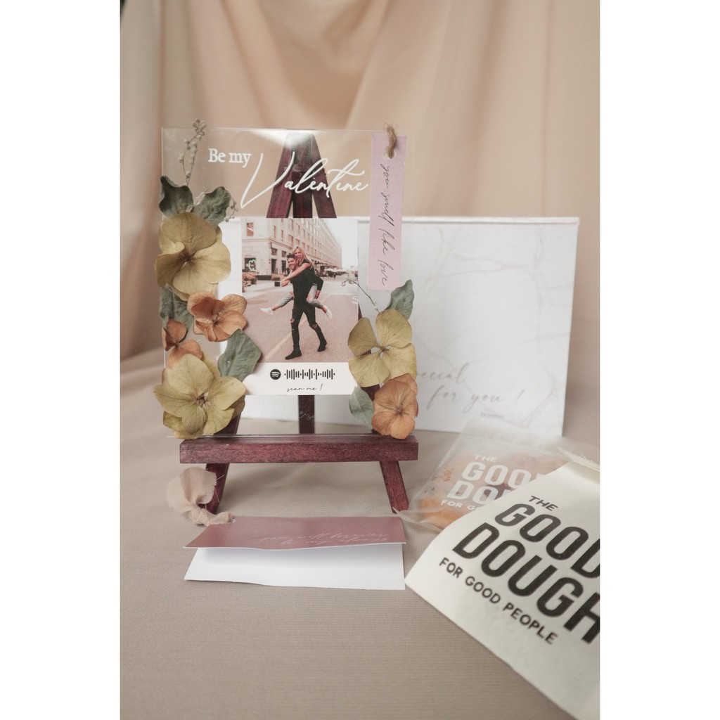 Hampers Valentine (Acrylic Flower Frame)