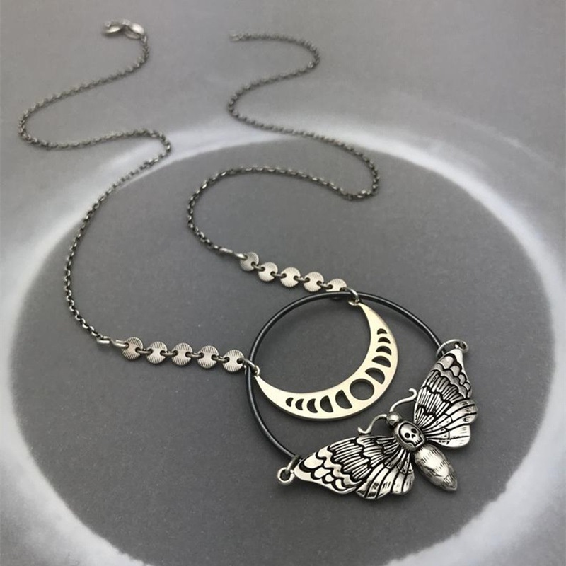 Kalung Hias Liontin Bulan Kerangka Moth Bahan Alloy Gaya Retro Untuk Wanita