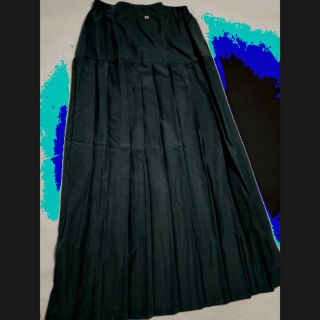 Rok plisket hitam turun pinggang