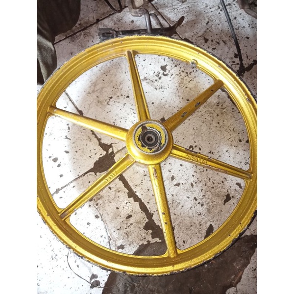 velg depan palang 6 lurus suzuki smash atau shogun pnp lain nya.barang asli kuat dan keker.kondis 90