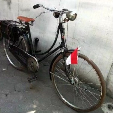 Tiang bendera sepeda onthel