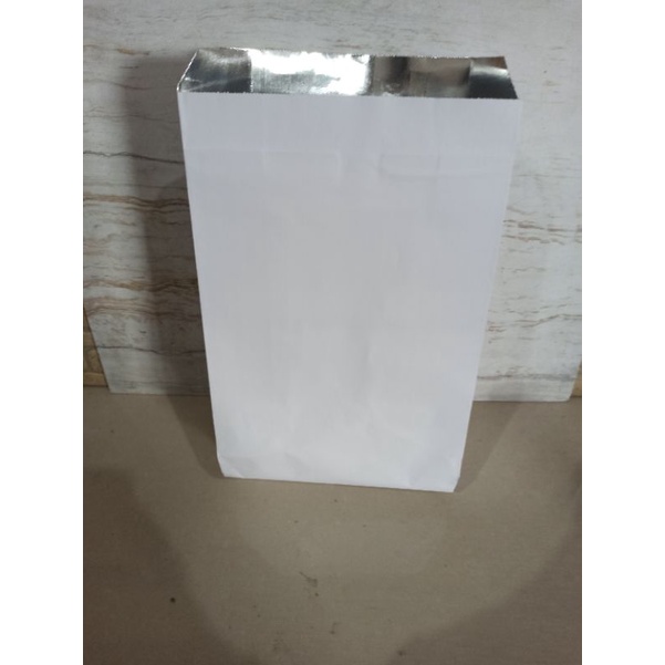 

Paper bag kantong kertas coating aluminium uk. (M) 29x16x8 cm ( min pembelian 50 pcs)