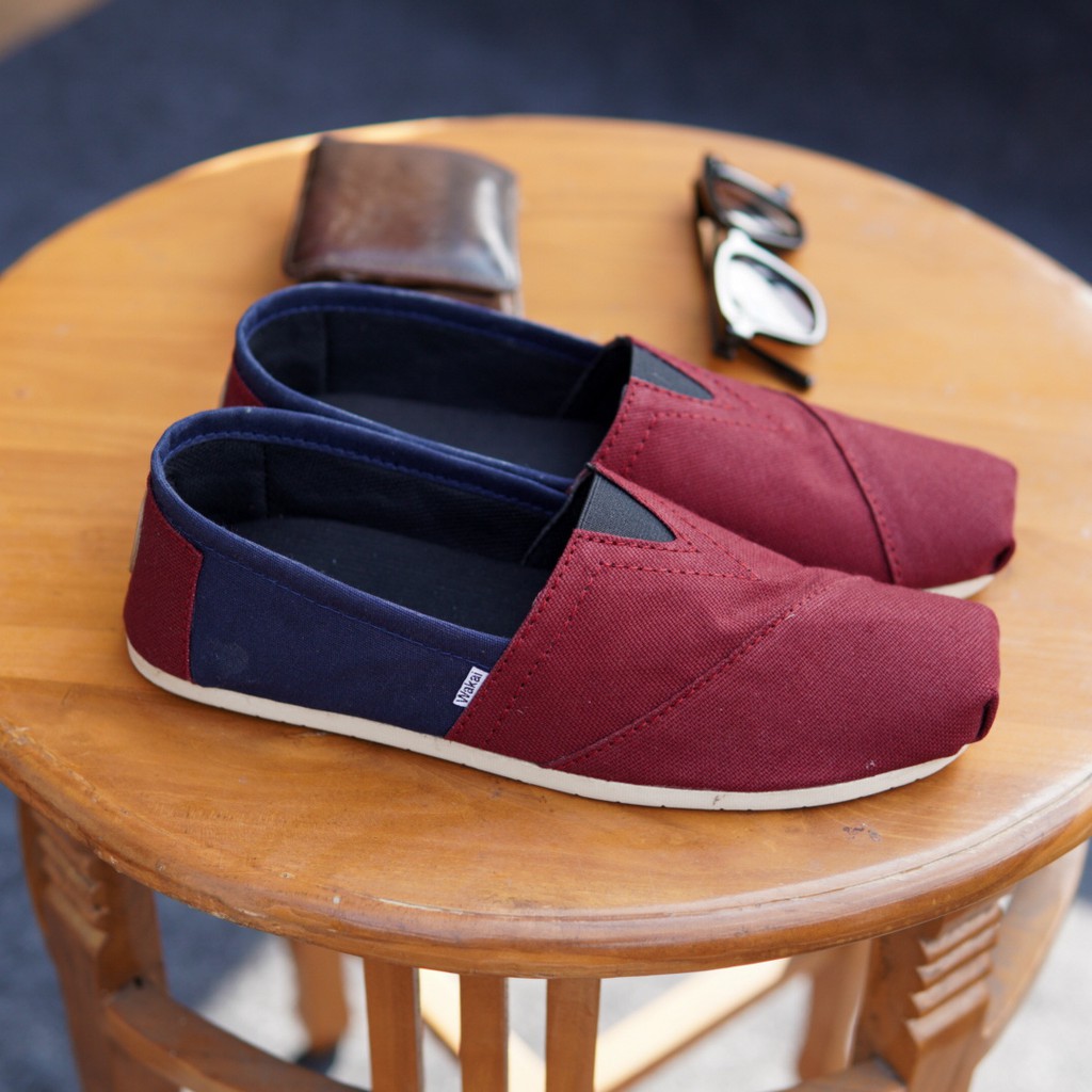 BAYAR DI TEMPAT- SEPATU WAKAI SLOP MAROON NAVY KANVAS KASUAL SANTAI JALAN SPATU COWOK KEREN SLIP ON