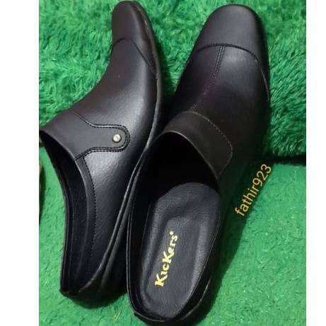 sepatu slop bustong habib bahar kickers putih dan hitam.