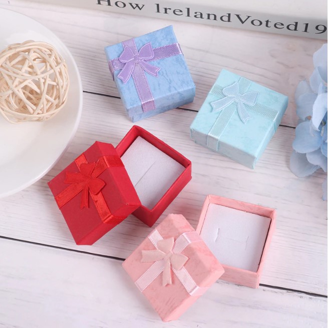 Gift Box Kotak Cincin Gelang Hadiah Valentine Ulang Tahun Dus H001