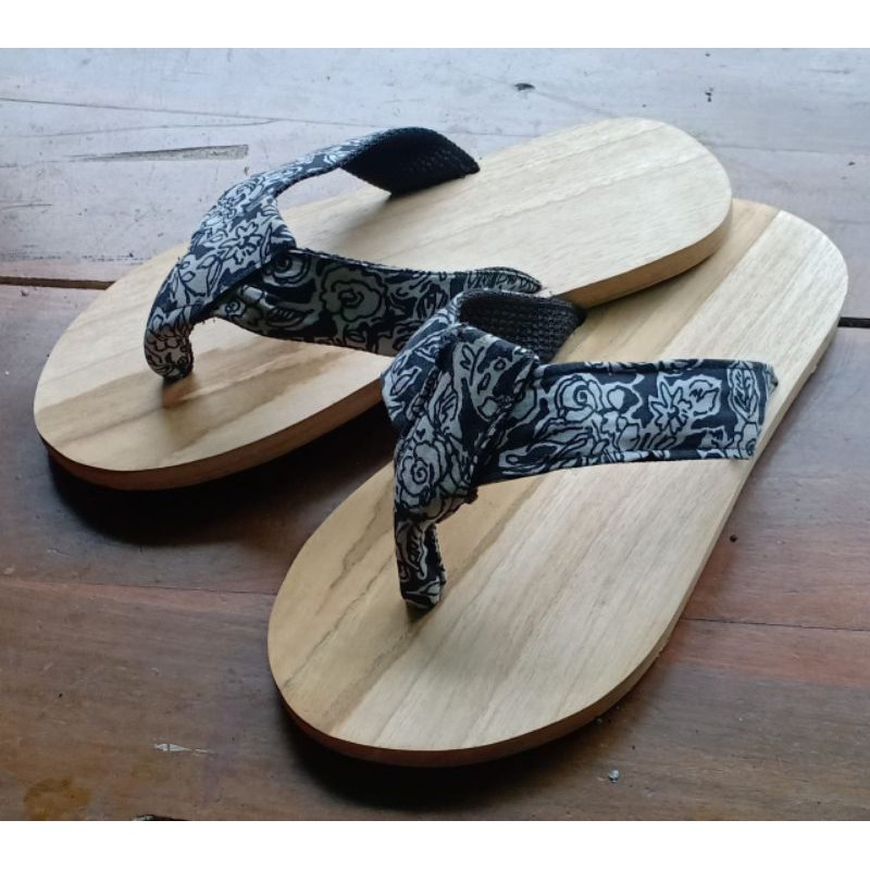 Sandal kayu wanita