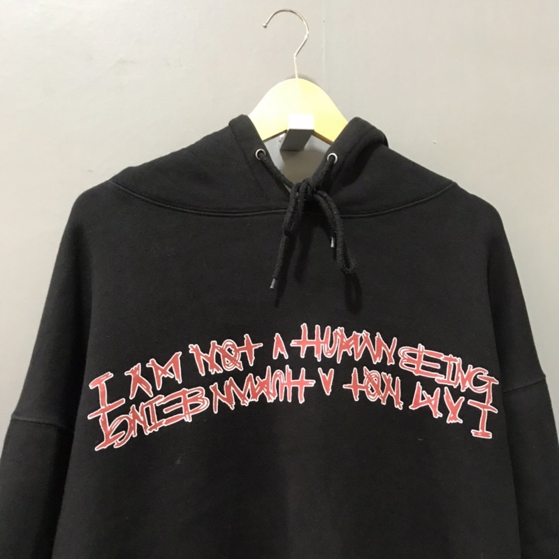 HOODIE IM NOT A HUMAN BEING HITAM