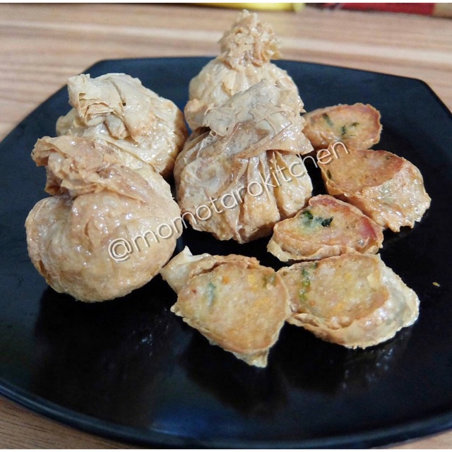 

Bakso ayam dibungkus dengan daging ayam dan kulit tahu