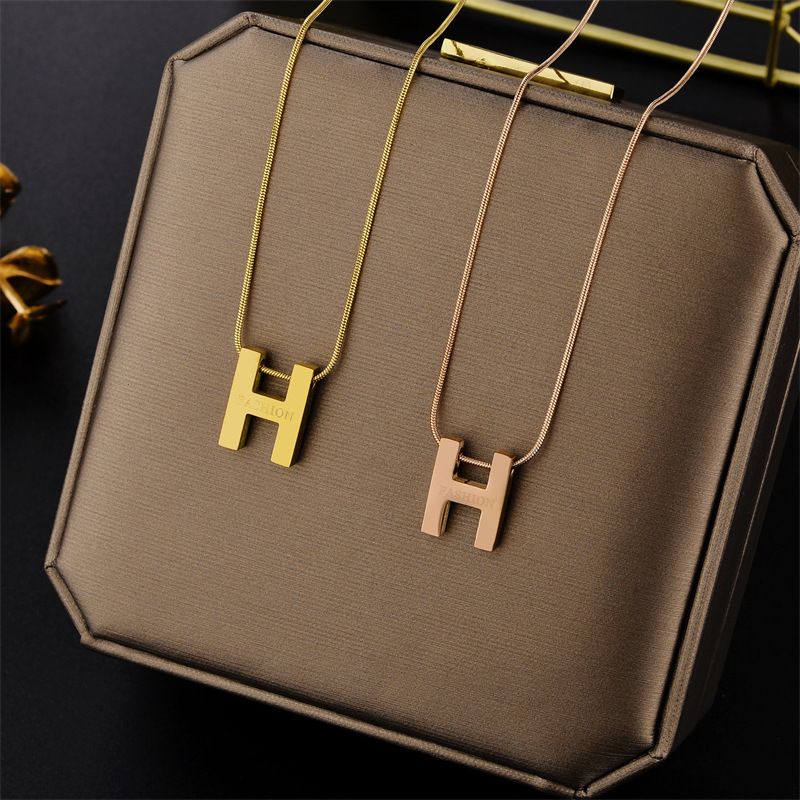 Kalung titanium Wanita Korean Style Rantai Itali Anti karat Liontin H Fashion