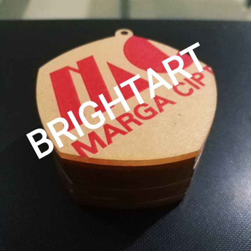 

Medali akrilik Segilima melengkung tebal 2mm lebar 7cm, Bahan medali akrilik