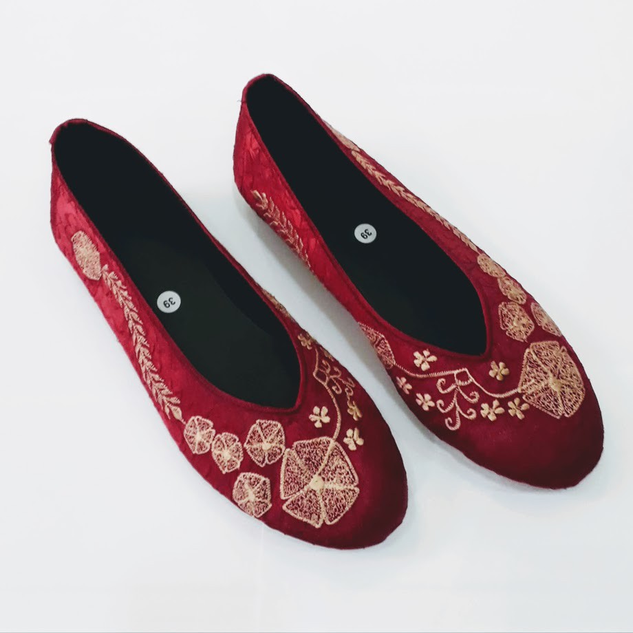 etnik fashion sepatu wanita flat slip on bordir mawar merah