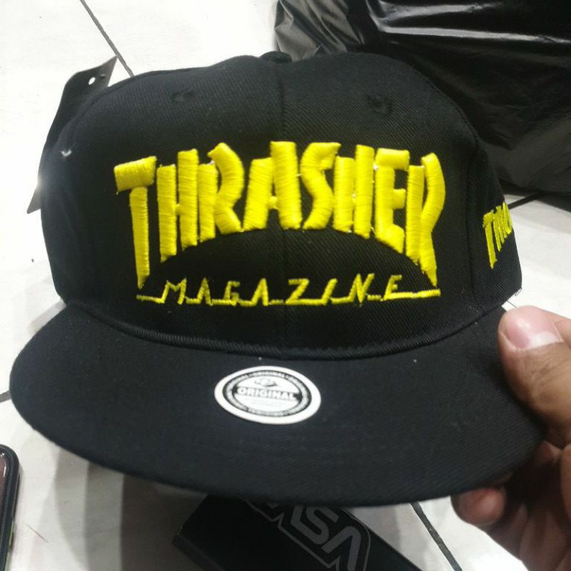 TOPI SNAPBACK THRASHER BOMBER