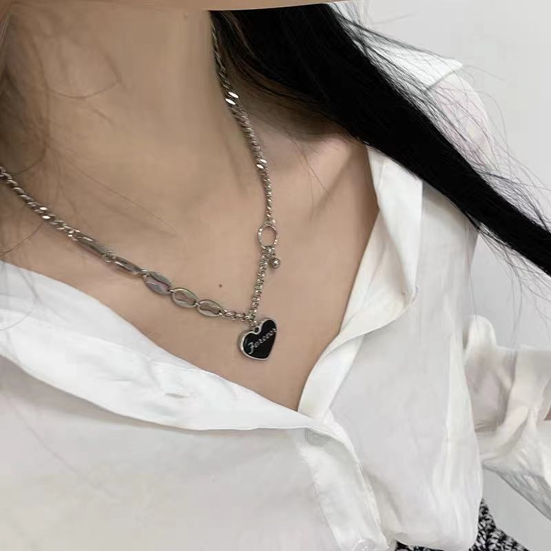 Kalung Rantai Klavikula Liontin Tulisan Love Bahan Titanium Steel Warna Hitam Gaya Hip Hop Korea Untuk Wanita