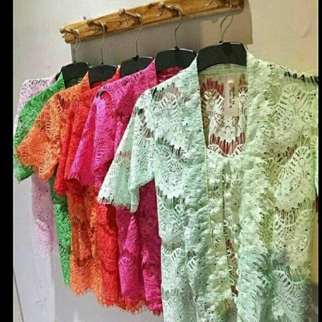 Kebaya kancing batu depan