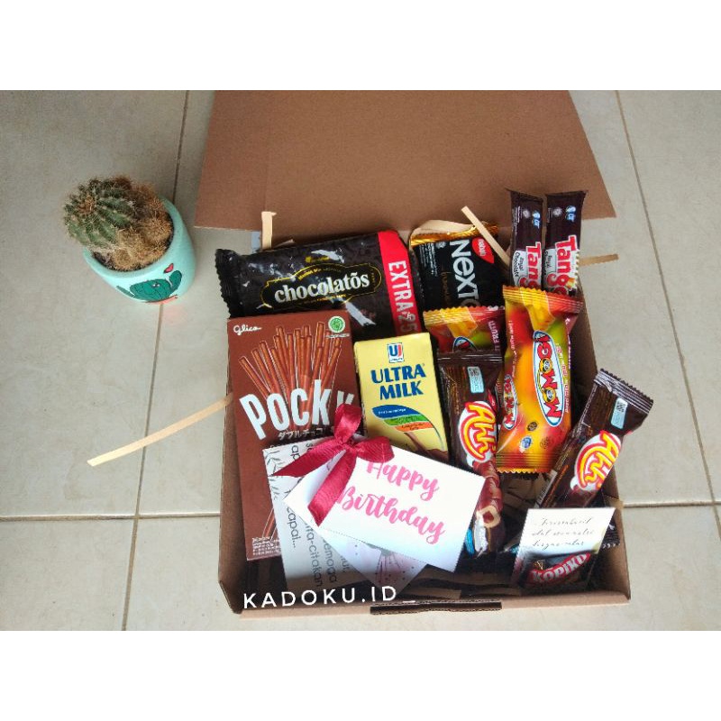

snack box / snek box / sneck box / jajanan box / hampers makanan / hampers snack / kado ulang tahun / kado wisuda / kado sempro / hadiah ulang tahun / hadiah wisuda / snack box murah