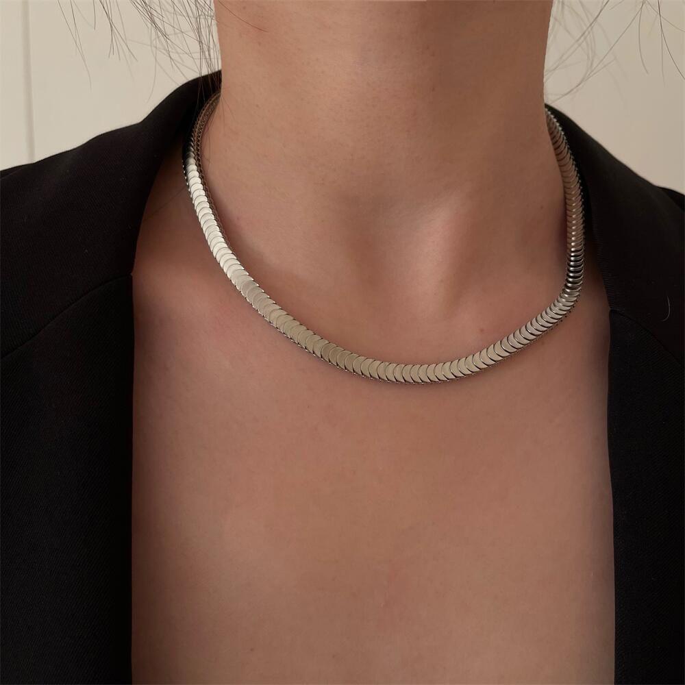 Needway Kalung Perempuan Retro Vintage Rantai Ular Klavikula Rantai Trendi Keren Perhiasan Fashion