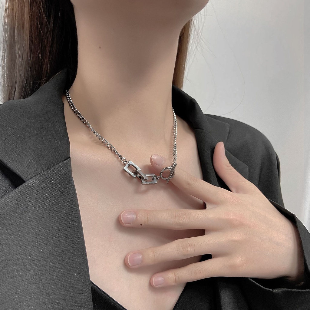Kalung Baja Titanium Gesper OT Gesper Geometris Persegi Berongga Sederhana Rantai Klavikula Pria Dan Wanita Gaya Hip-hop